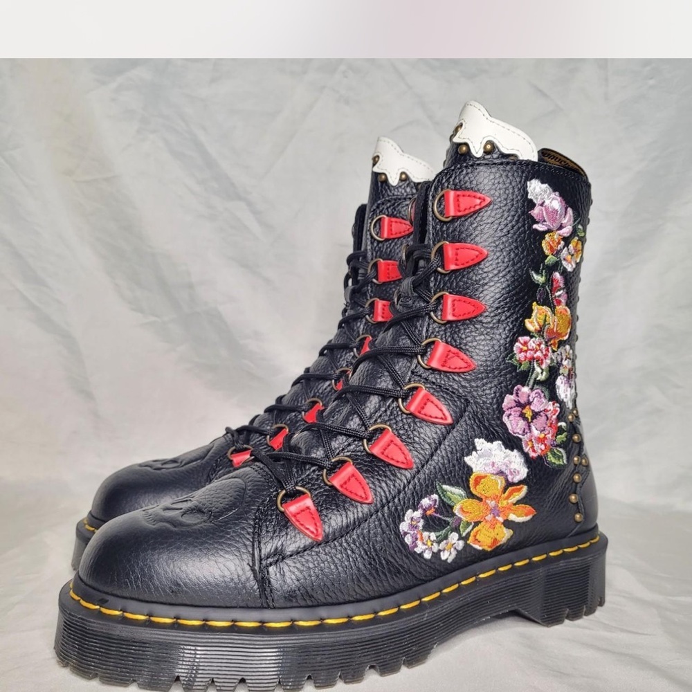 Floral Embroidered Black Boots